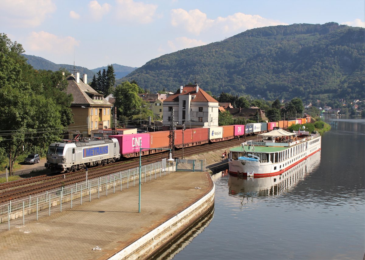 383 406-6 (Metrans) zusehen mit einem Containerzug am 08.08.20 in Ústí nad Labem-Střekov.