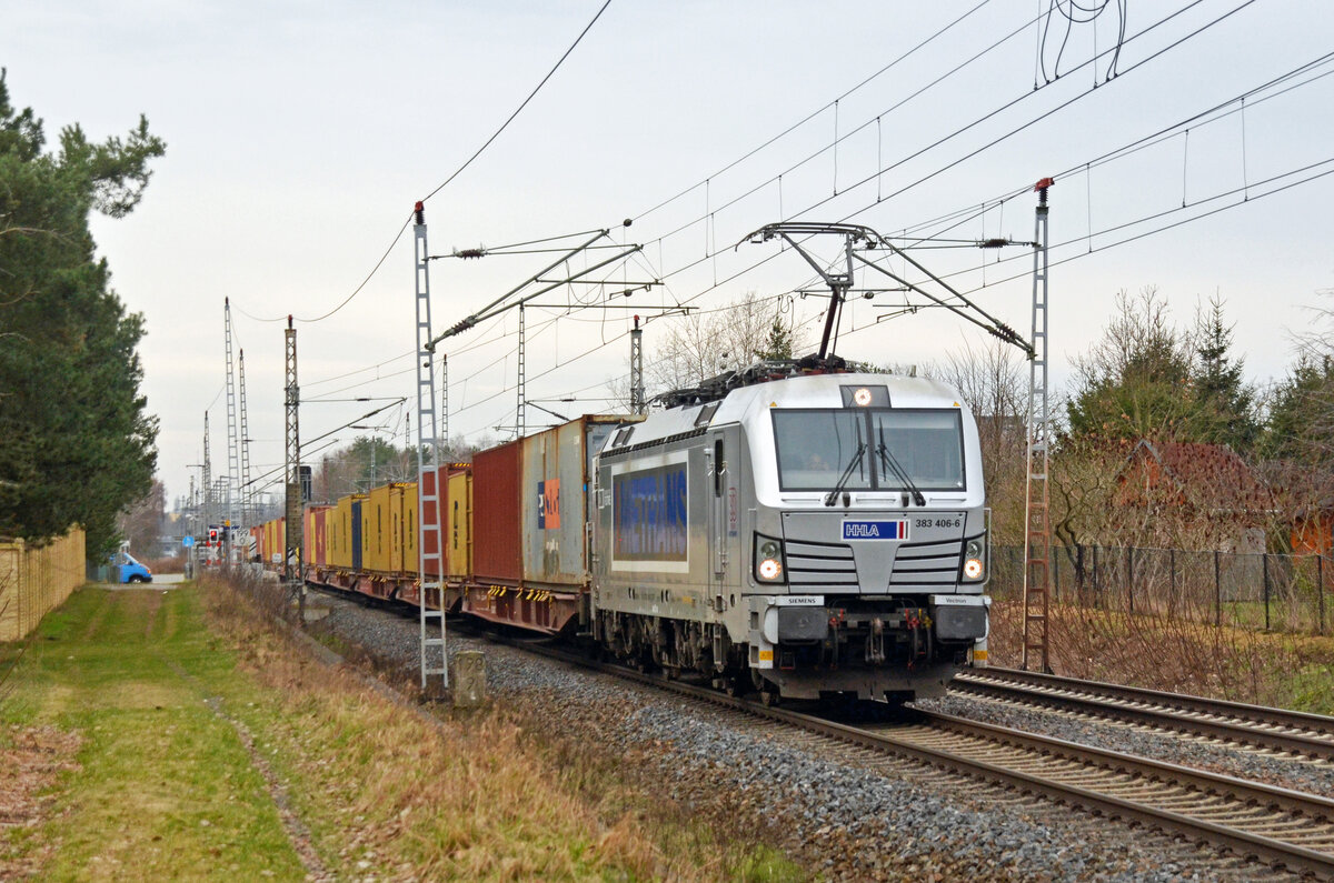 383 406 der Metrans schleppte am 18.02.24 einen Containerzug durch Wittenberg-Labetz Richtung Falkenberg(E).