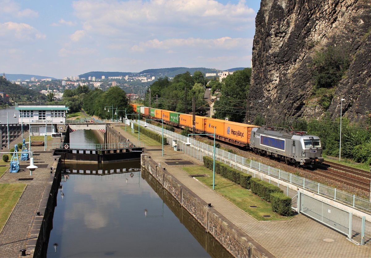 383 408-2 (Metrans) zusehen mit einem Containerzug am 08.08.20 in Ústí nad Labem-Střekov.