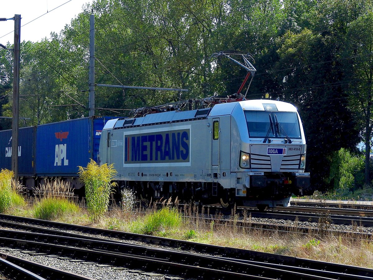 383 410-8 von METRANS,  durchfährt mit einem Containerzug  Bhf. Timelkam; 120918