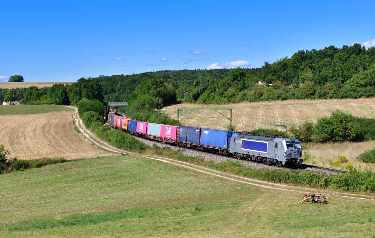 383 410 mit einem Containerzug am 23.08.2022 bei Edlhausen.
