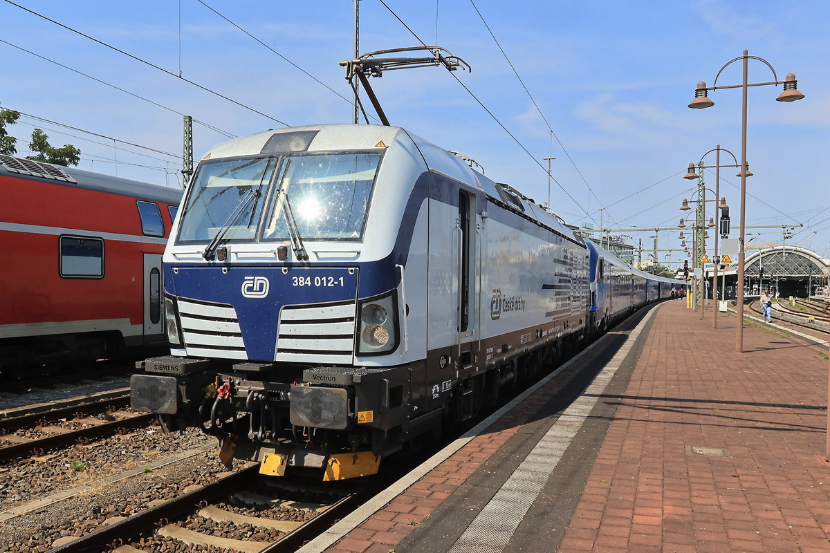 384 012-1 steht im Bahnhof von Dresden zu einer zus�tzlichen Kontrolle auf Gleis 1 am 26. Juli 2026 bereit zur sp�teren Weiterfahrt nach Ustin nad Laben.

