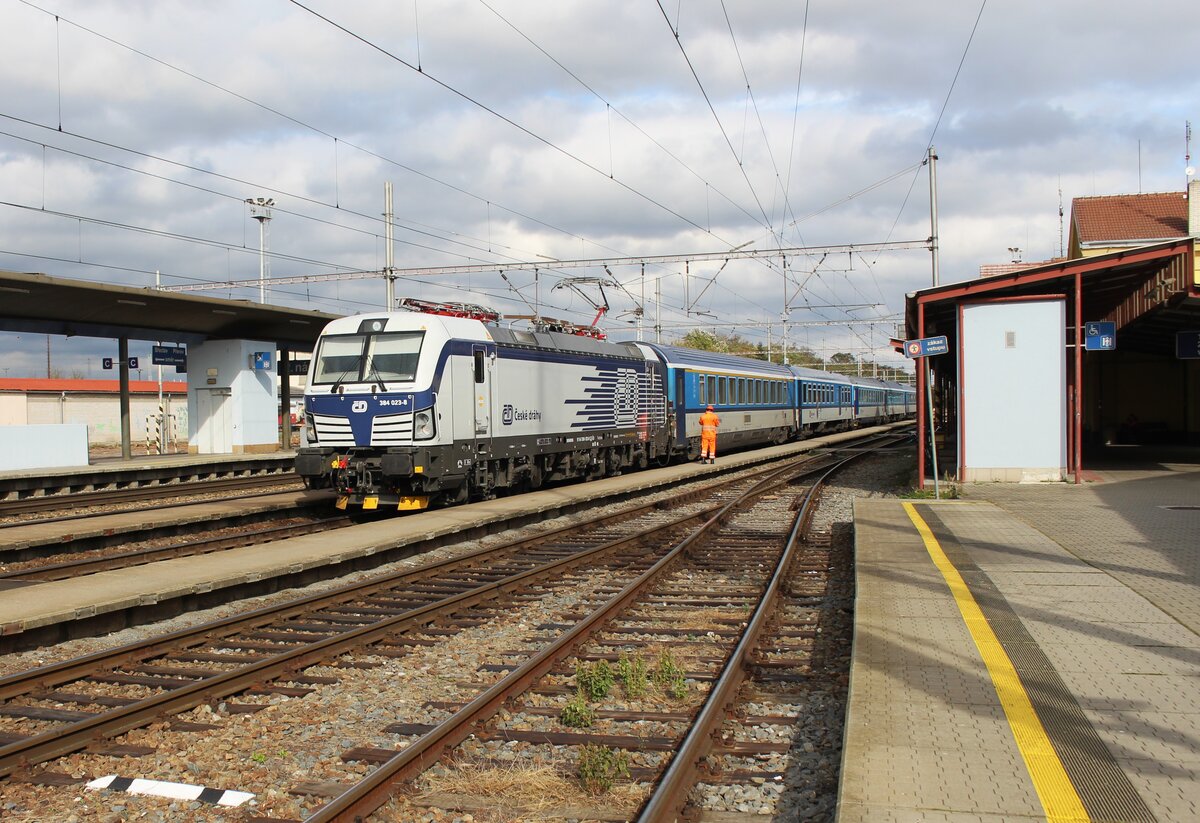 384 023-8 als R 887 zu sehen am 23.10.25 in Staré Město u Uherského Hradiště. Hier findet gerade der Lok-Wechsel auf die Baureihe 754 statt.