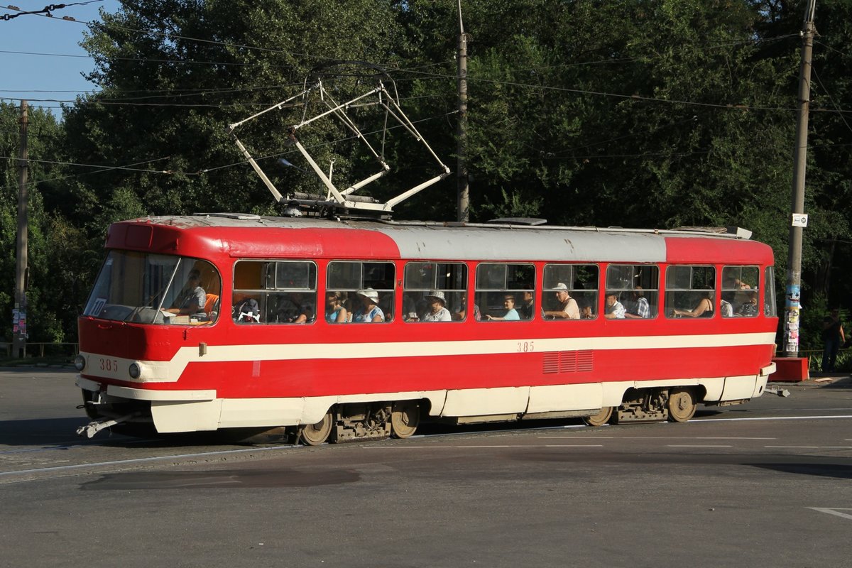 385 Tatra T3  in Zaporizhzhya am 5.8.16. Die schiefe Strasse lässt den Wagen in eine Art Neigetechnik kippen.