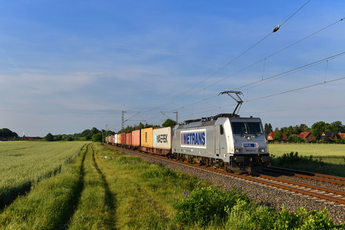 386 001 mit einem Containerzug am 24.05.2018 bei Rohrsen. 