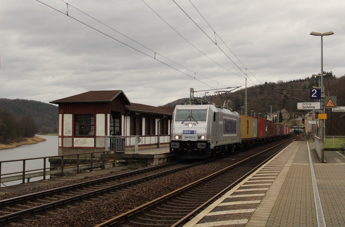 386 002-0 fährt am 20.12.14 mit einem Containerzug durch Königstein.