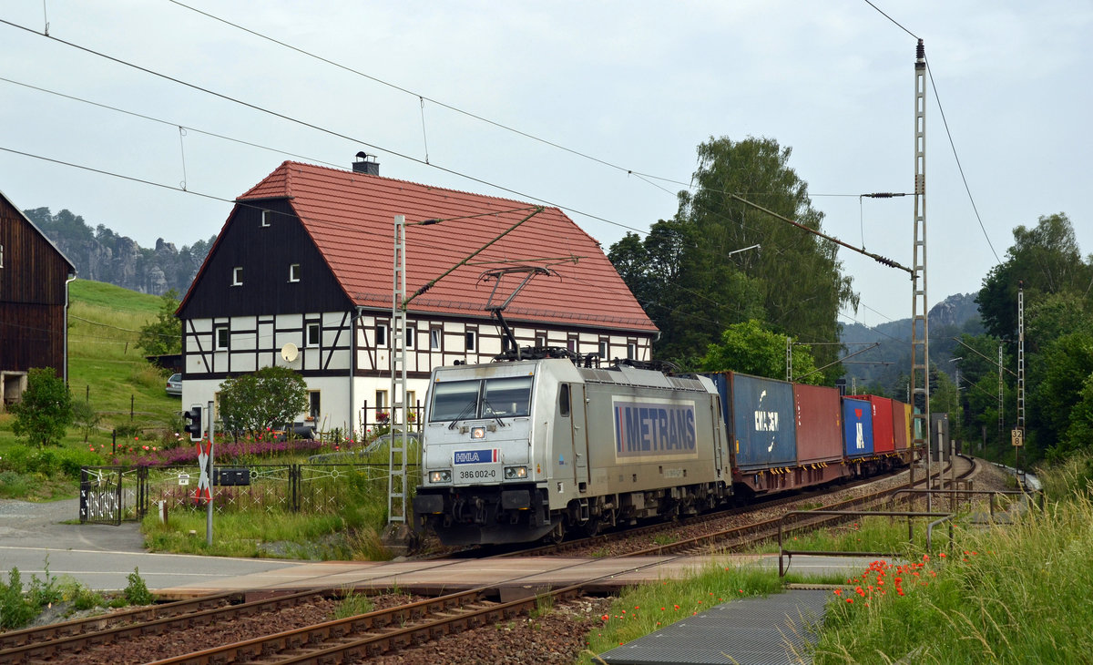 386 002 führte am 15.06.19 einen Containerzug durch Strand Richtung Bad Schandau.