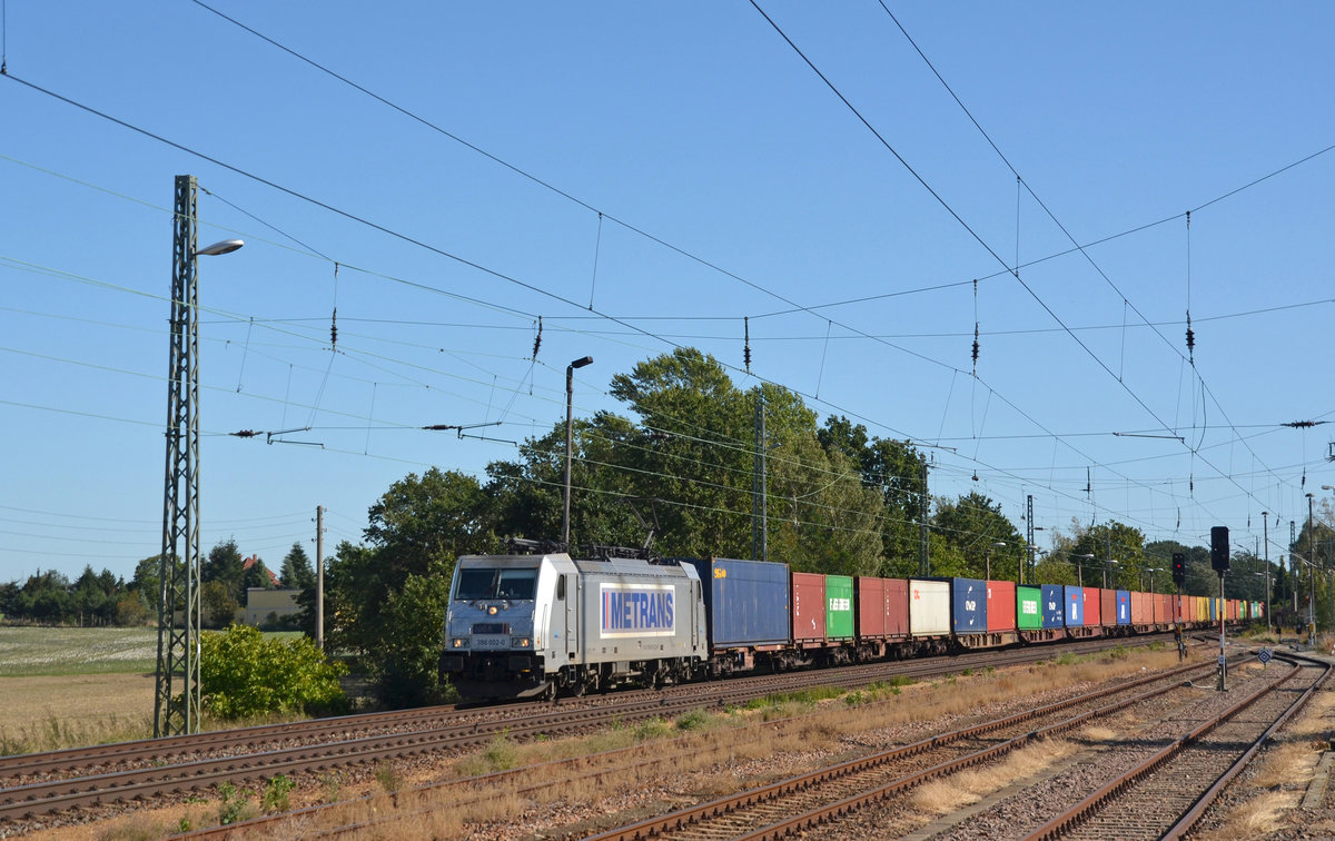 386 002 der Metrans schleppte am 22.09.19 einen Containerzug durch Weissig Richtung Röderau.