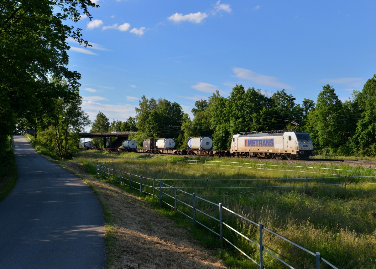 386 002 mit einem Containerzug am 02.06.2015 bei Schwarzwöhr. 
