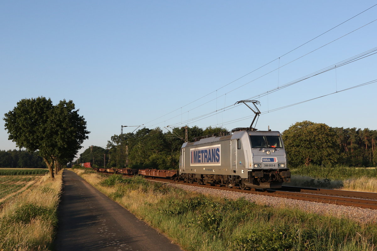 386 003 von  METRANS  mit einem schwach beladendem Containerzug am 26. Juni 2020 bei Dörverden.