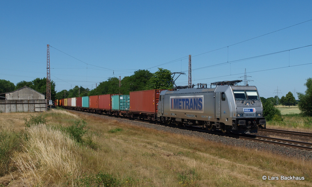 386 004-6 Metrans hat am 01.07.15 einen langen Containerzug aus Bremerhaven am Haken und bringt diesen nun Richtung Tschechien. Aufgenommen in Wahnebergen.
