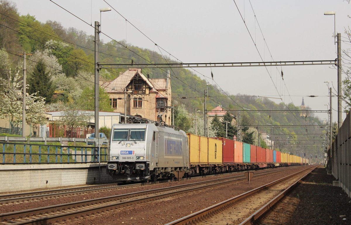 386 005-3 zu sehen am 25.04.15 mit einem Containerzug in Ústí nad Labem. Foto entstand vom Bahnübergang!