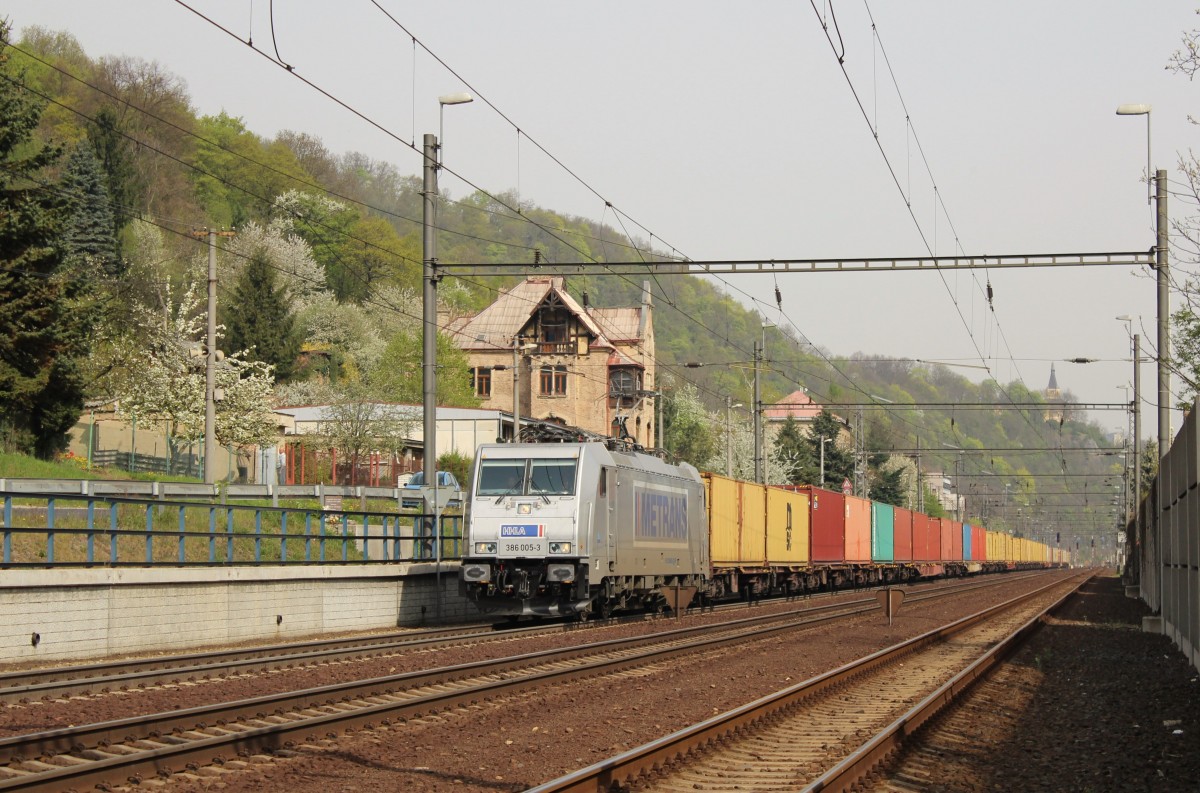 386 005-3 zu sehen am 25.04.15 in Ústí nad Labem. Foto entstand von einem Bahnübergang.
