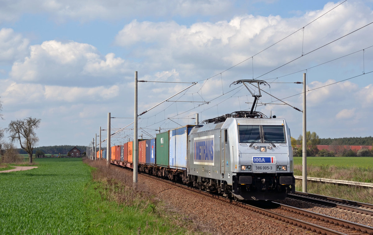 386 005 der Metrans zog am 08.04.16 einen Containerzug durch Rodleben Richtung Osten.
