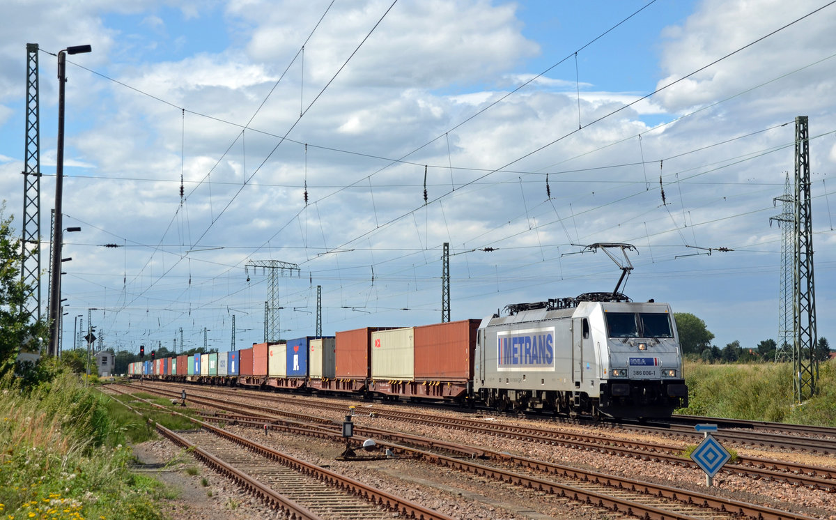 386 006 von Metrans führte am 05.08.17 einen Containerzug durch Weißig (b. Riesa) Richtung Dresden.
