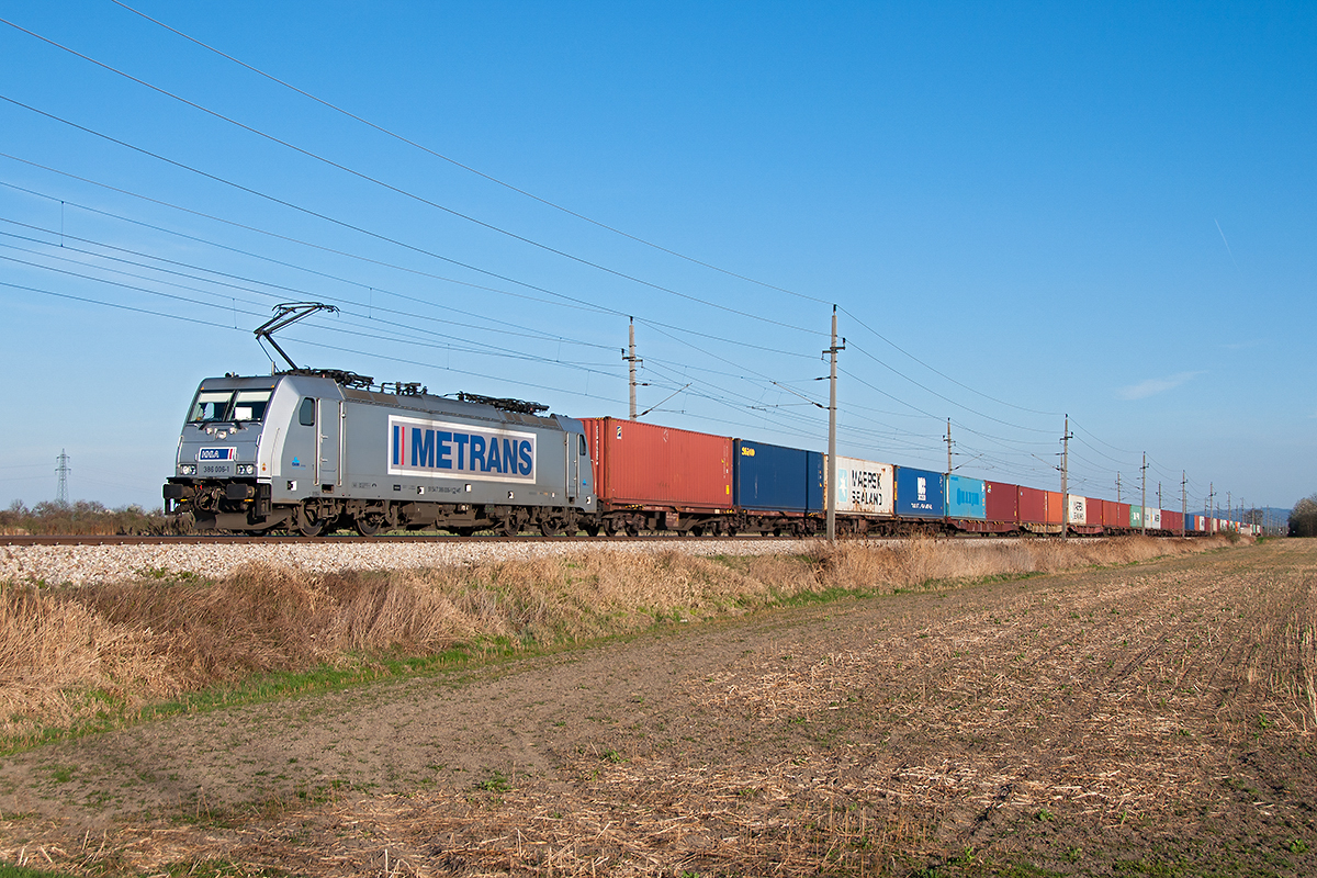 386 006 mit Containerganzzug am späten Nachmittag des 31.03.2017 kurz vor Absdorf auf der FJB.