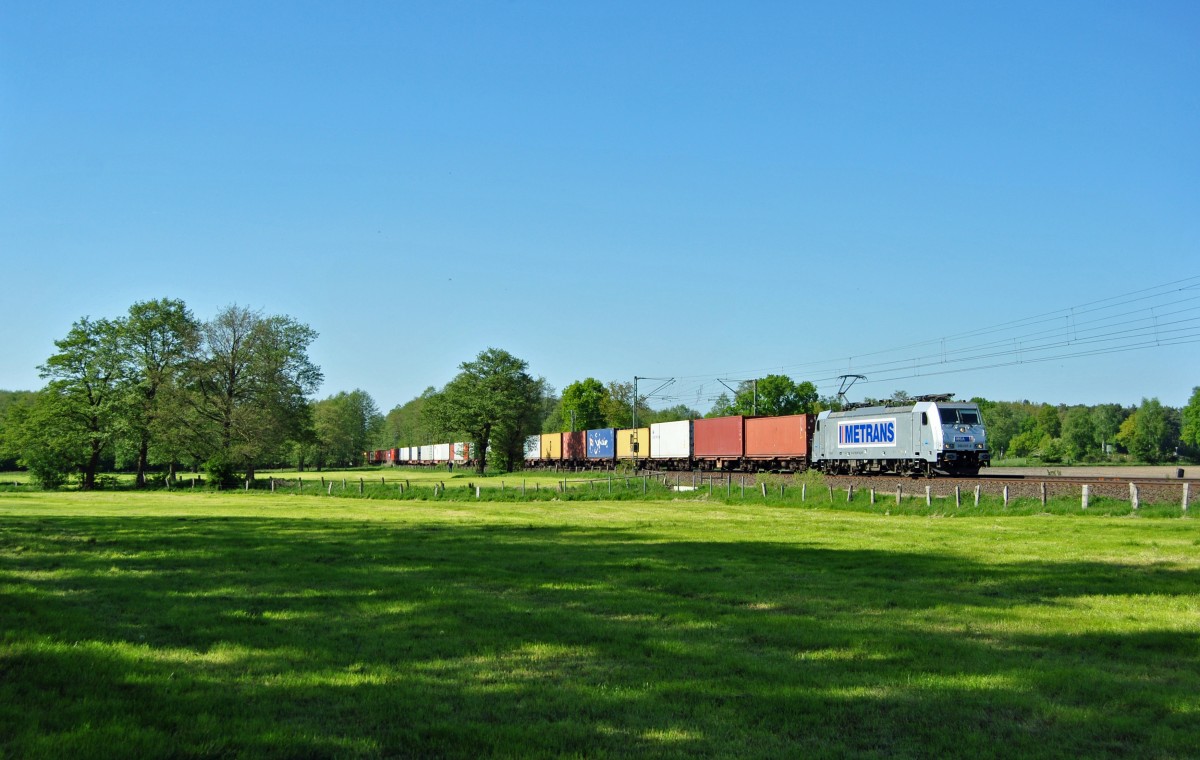386 007-9 fuhr am 15.05.2015 mit einem Containerzug in Richtung Verden, hier bei Langwedel.