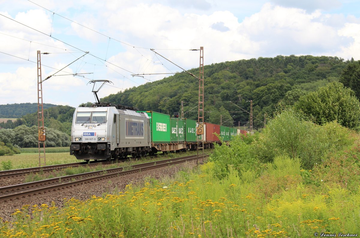 386 007-9 von Metrans mit einem langen Containerzug bei Salzderhelden am 31.07.2017