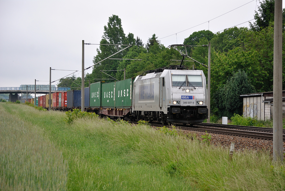 386 007-9 mit einem Containerzug in Zschortau am 24.05.2016