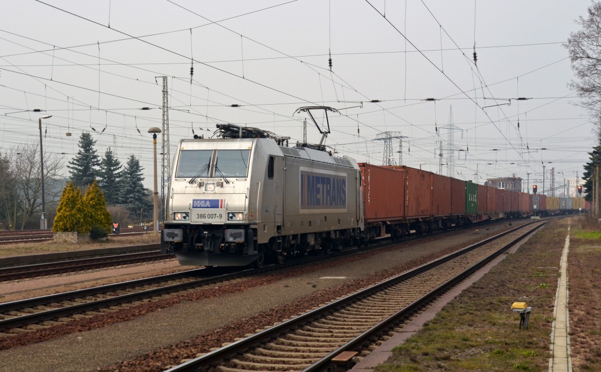386 007 führte am 21.03.15 einen weiteren Metrans-Containerzug durch Röderau Richtung Elbtal.