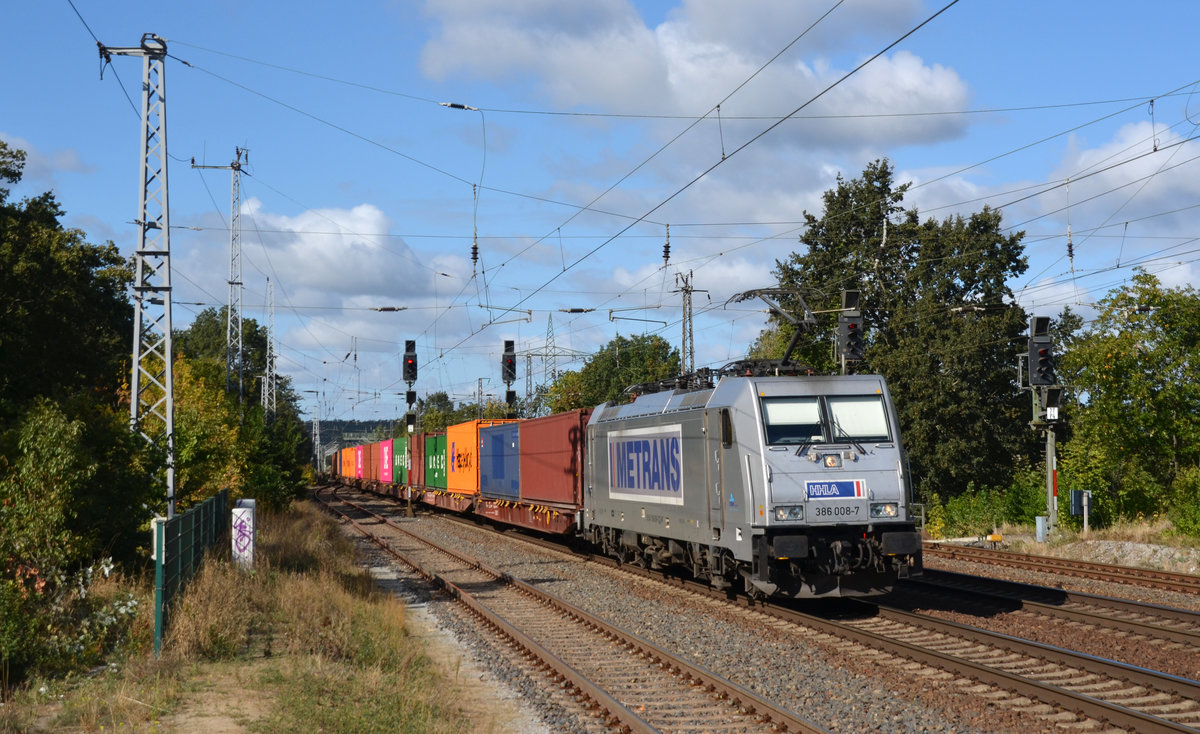 386 008 schleppte am 25.09.18 einen Containerzug durch Saarmund Richtung Schönefeld.