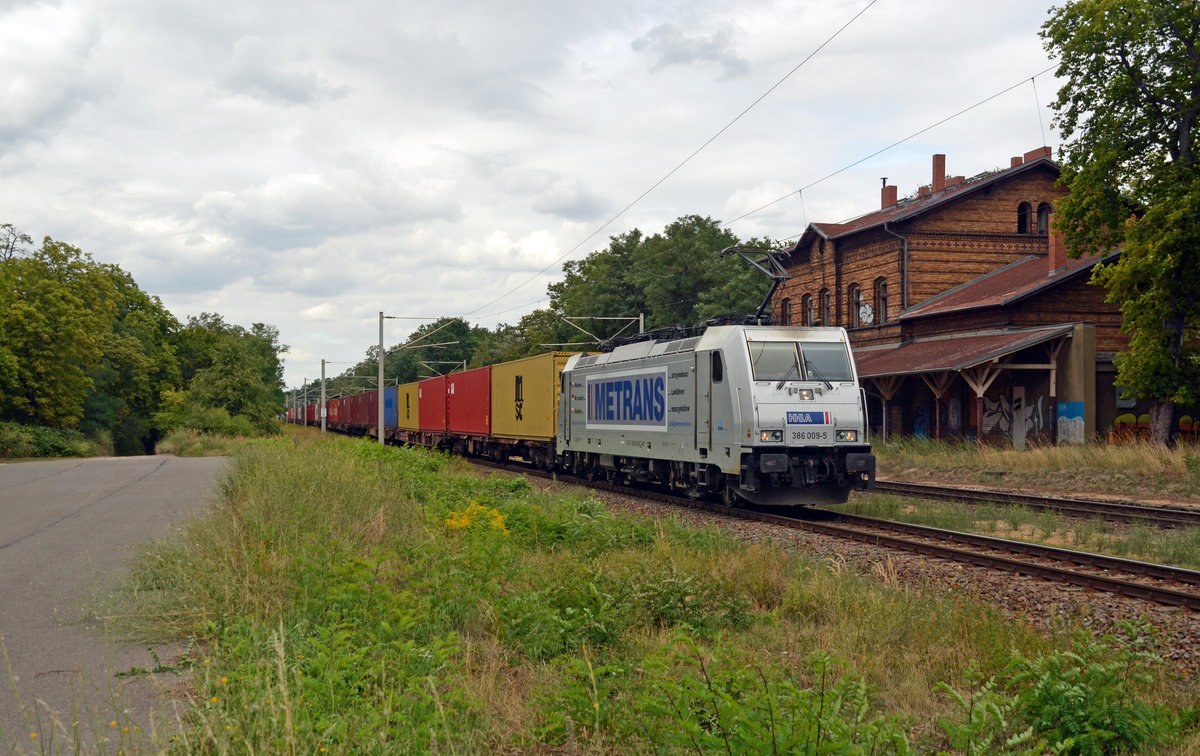 386 009 führte am 17.08.19 einen Containerzug durch Raguhn Richtung Bitterfeld.