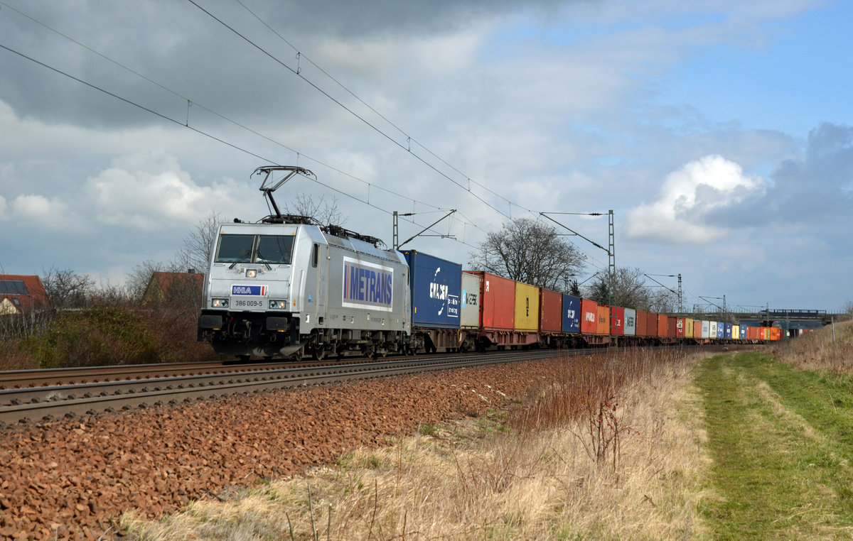 386 009 schleppte am 19.03.16 einen Containerzug durch Zeithain Richtung Falkenberg(E).