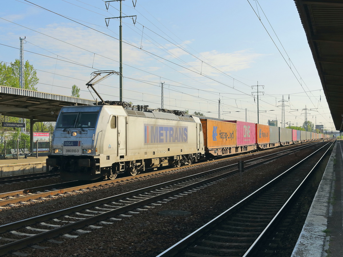 386 010-3 von der METRANS am 28. April 2020 im Bahnhof Berlin Flughafen Schönefeld mit einem Containerzug.
