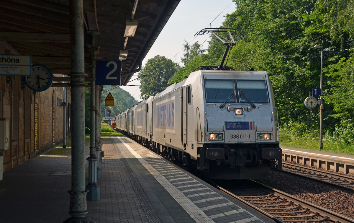 386 011 führte am 11.06.19 einen Containerzug durch Krippen Richtung Tschechien. Hinter der Zuglok liefen 5 Loks als Wagenloks mit.