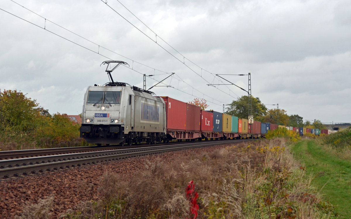 386 011 der Metrans führte am 29.10.16 einen Containerzug durch Zeithain Richtung Falkenberg(E).