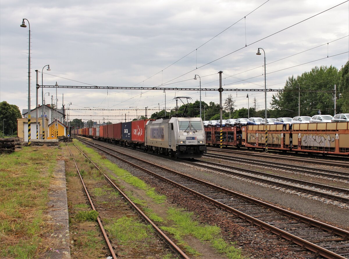 386 011 (Metrans) war am 26.07.21 mit einem Elbtalumleiter in Tršnice zu sehen.