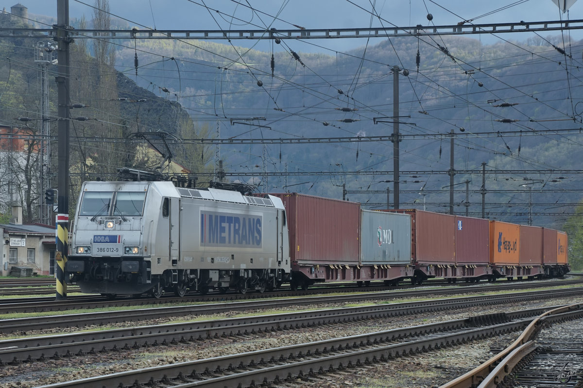386 012-9 von METRANS mit einem Containerzug, gesehen im April 2017 in Ústí nad Labem.