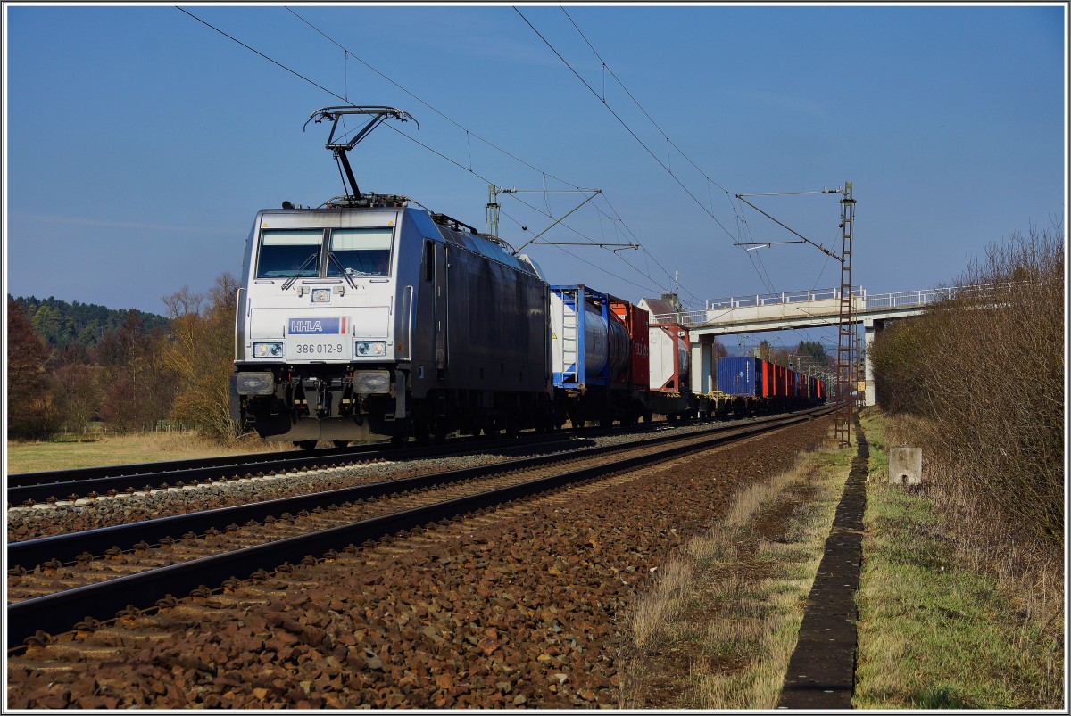 386 012-9 von Metrans mit einen Containerzug in Richtung Süden unterwegs gesehen am 09.03.16 bei Hünfeld.