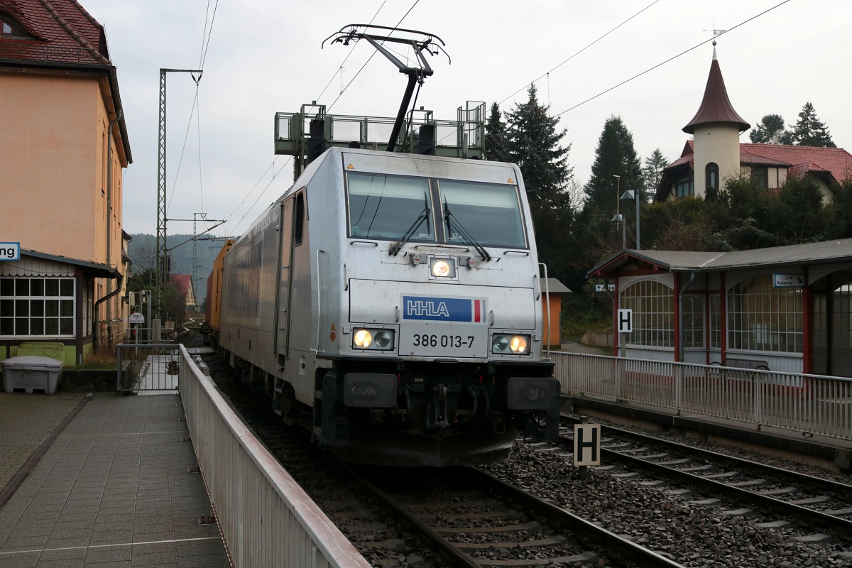 386 013-7 Metrans als Containerzug durchfährt den Bahnhof Kurort Rathen auf der Bahnstrecke Děčín–Dresden-Neustadt (KBS 241.1 | Elbtalstrecke) Richtung Dresden. [16.12.2017 | 13:59 Uhr]