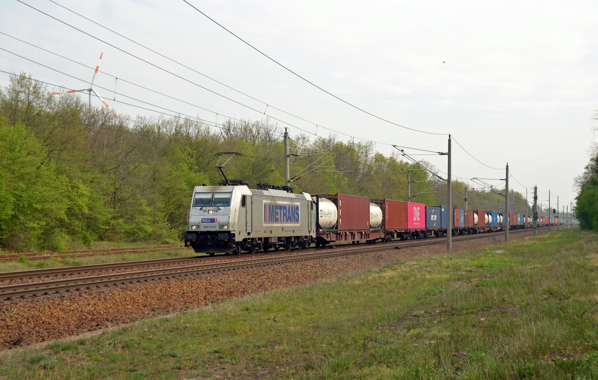 386 014 der Metrans führte am 27.04.19 einen Containerzug durch Burgkemnitz Richtung Bitterfeld.