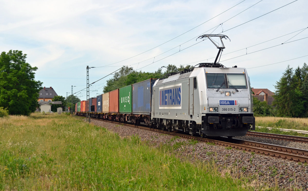 386 015 schleppte am 21.06.17 einen Containerzug durch Jütrichau Richtung Roßlau.