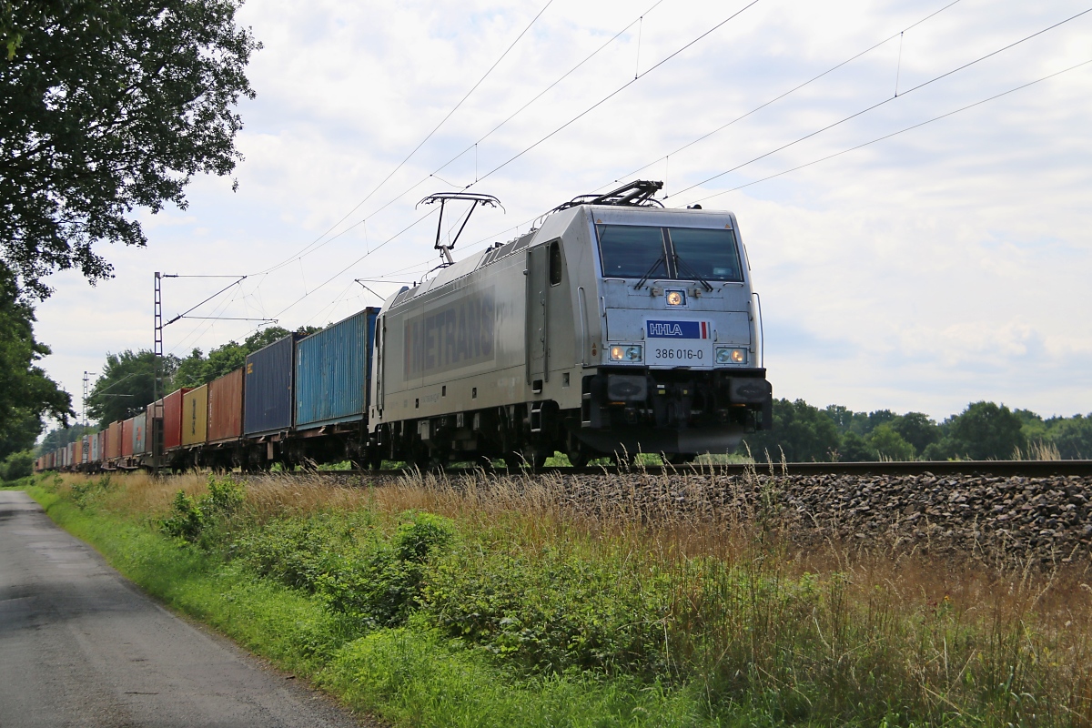 386 016-0 von Metrans mit Containerzug in Fahrtrichtung Verden(Aller). Aufgenommen am 22.07.2015 in Eystrup.