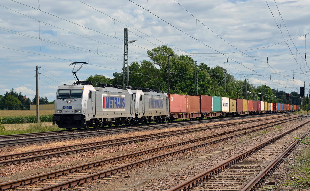386 017 führte neben 386 013 einen Containerzug am 05.08.17 durch Weißig (b. Riesa) Richtung Zeithain.
