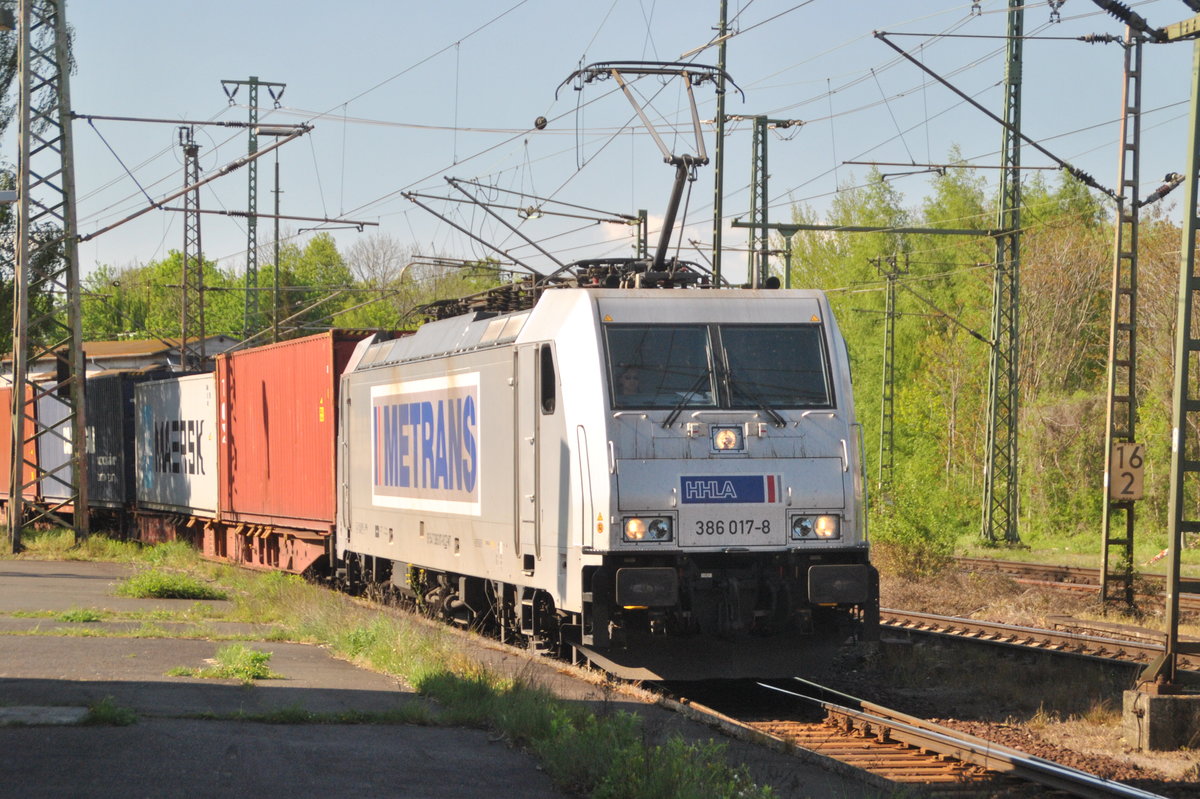386 017, mit Containerganzug in Lehrte, am 08.05.2016