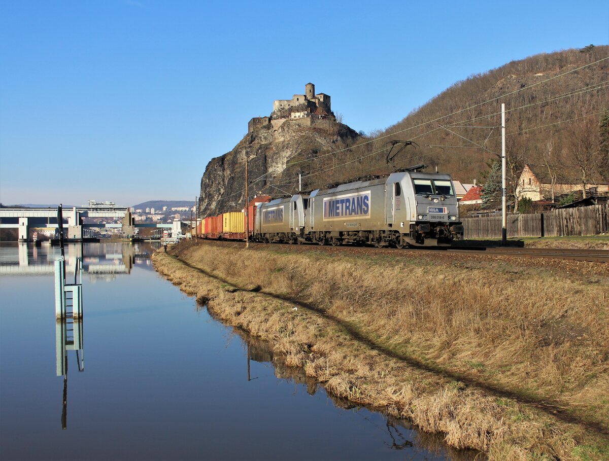 386 018 und 386 027 (Metrans) waren am 13.02.22 mit einem Containerzug in Ústí nad Labem-Střekov zu sehen.