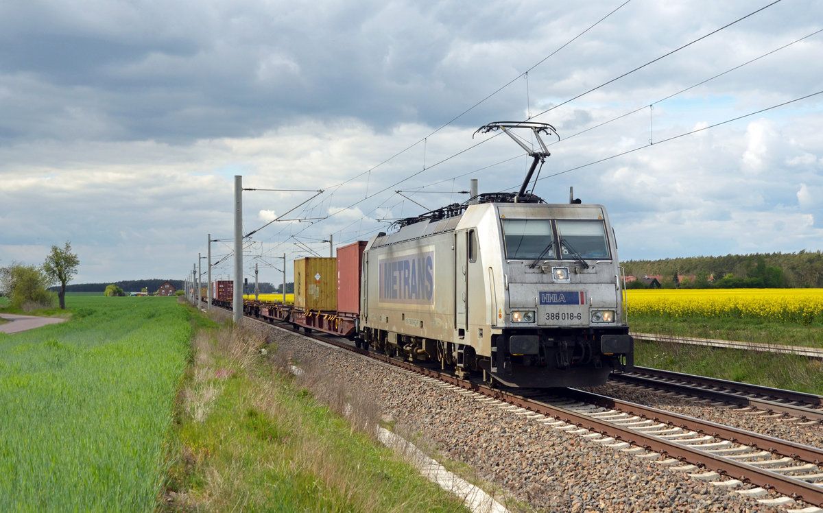 386 018 der Metrans führte am 25.04.20 einen Containerzug durch Rodleben Richtung Roßlau.