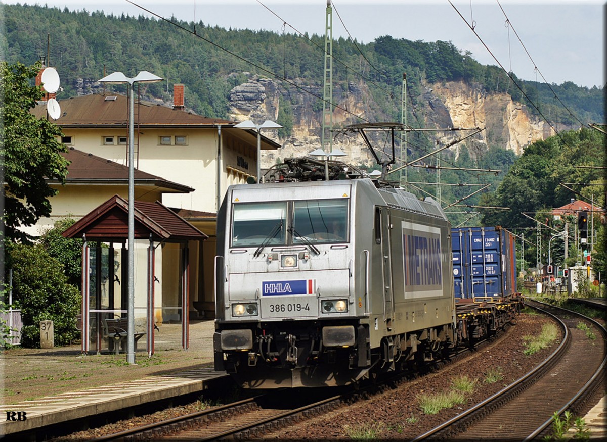 386 019 der HHLA durchfährt mit ihren Güterzug den Haltepunkt Stadt Wehlen. Aufgenommen am 25.08.2015.