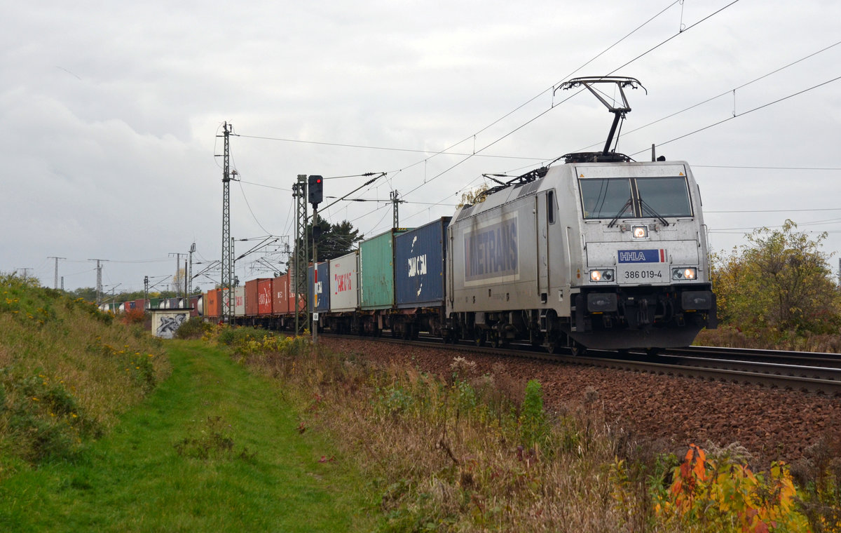386 019 schleppte am 29.10.16 einen Containerzug durch Zeithain Richtung Dresden.
