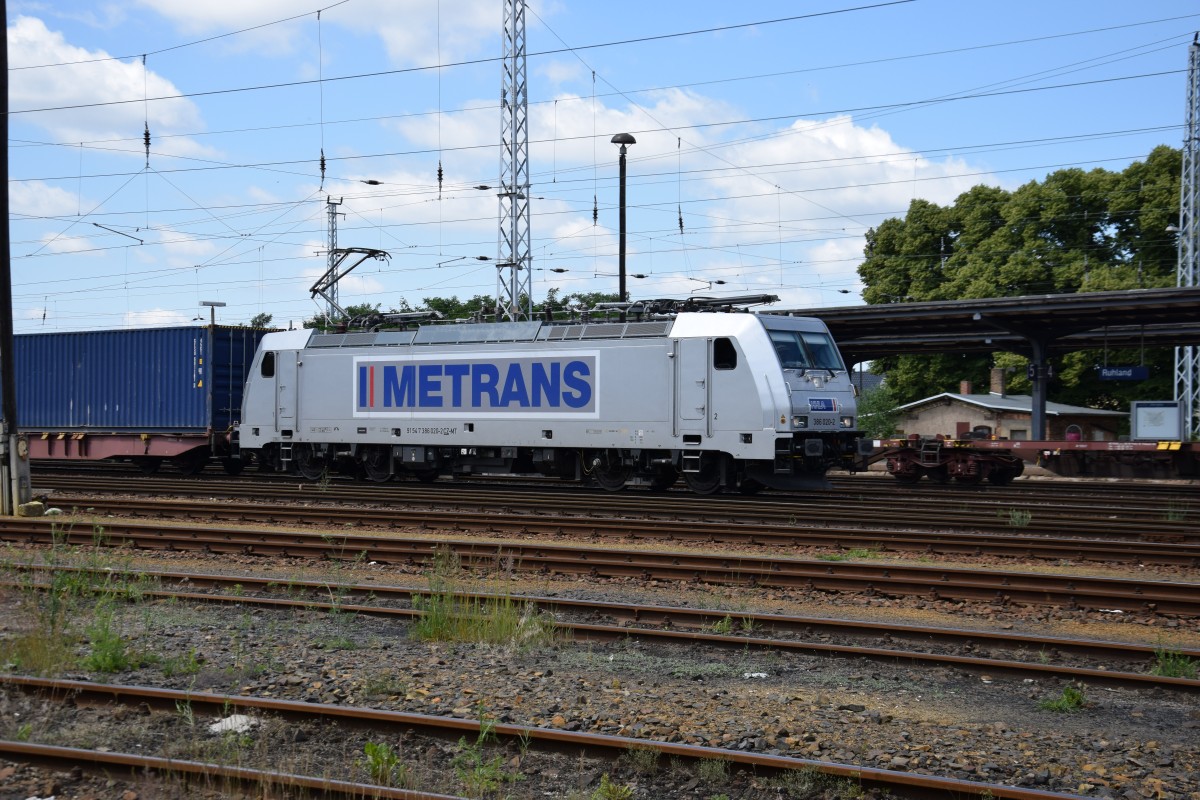 386 020-2 (CZ) der METRANS wartet in Ruhland auf  Grün  am 28.06.2015.