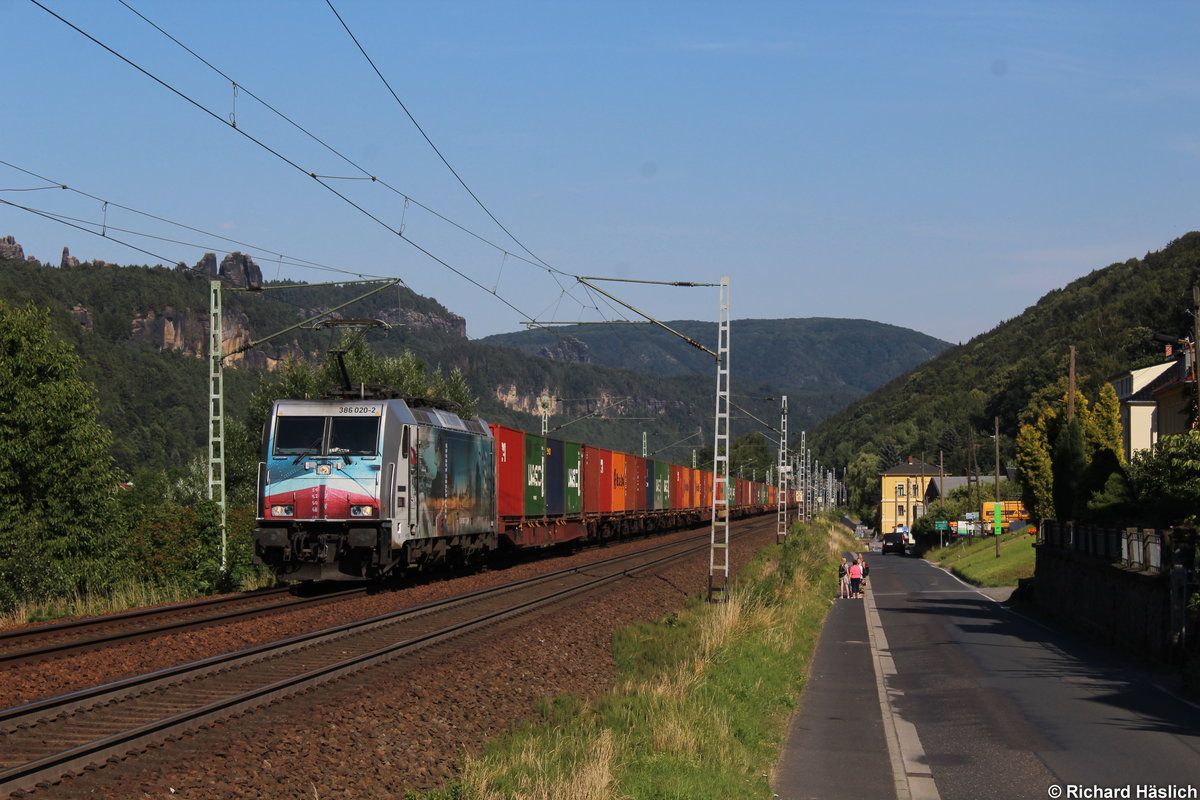 386 020-2 der Metrans fuhr am 04.07.2018 einen Container Zug aus Tschechien kommend nach Hamburg. Hier durchquert der Zug Krippen in dem wunderschönen sächsichem Elbtal.

Grüße Richard