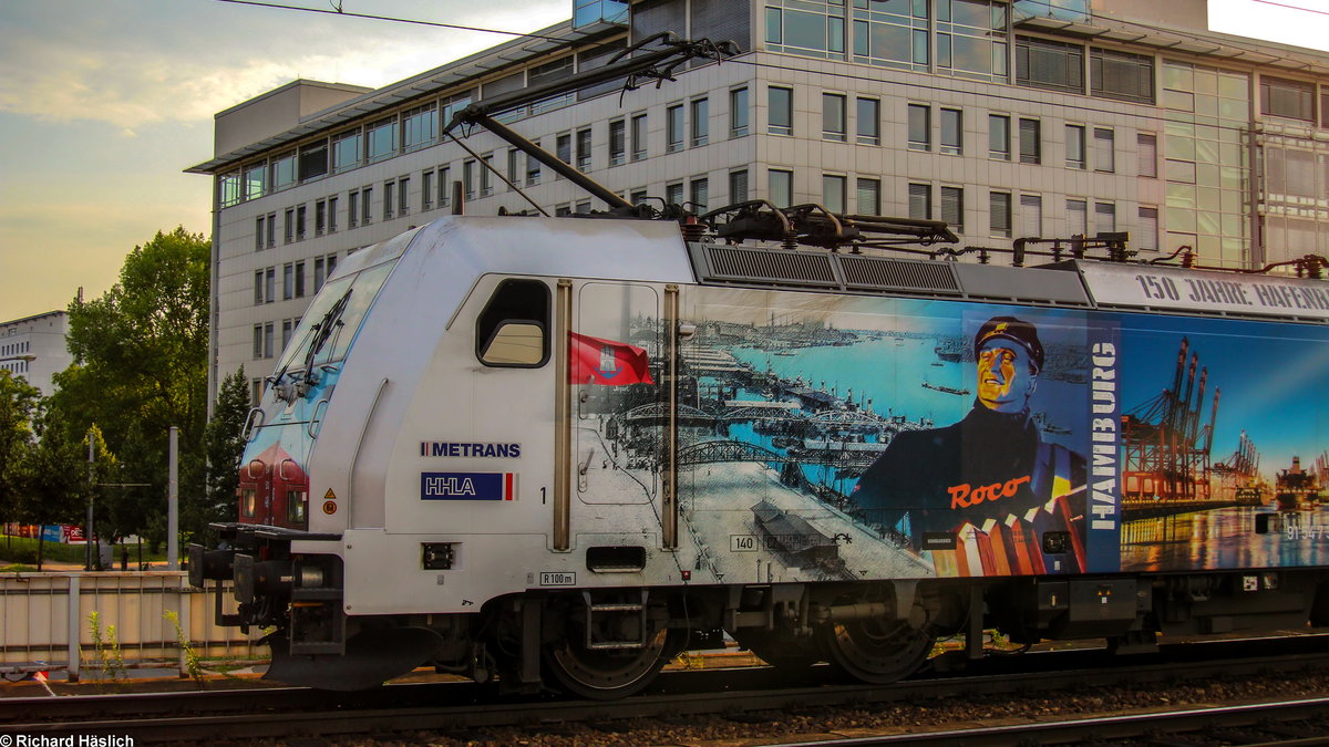 386 020-2 der Metrans schleicht am 01.08.2017 mit einem Containerzug aus Hamburg am Dresdner Hauptbahnhof vorbei um weiter nach Tschechien zu fahren.