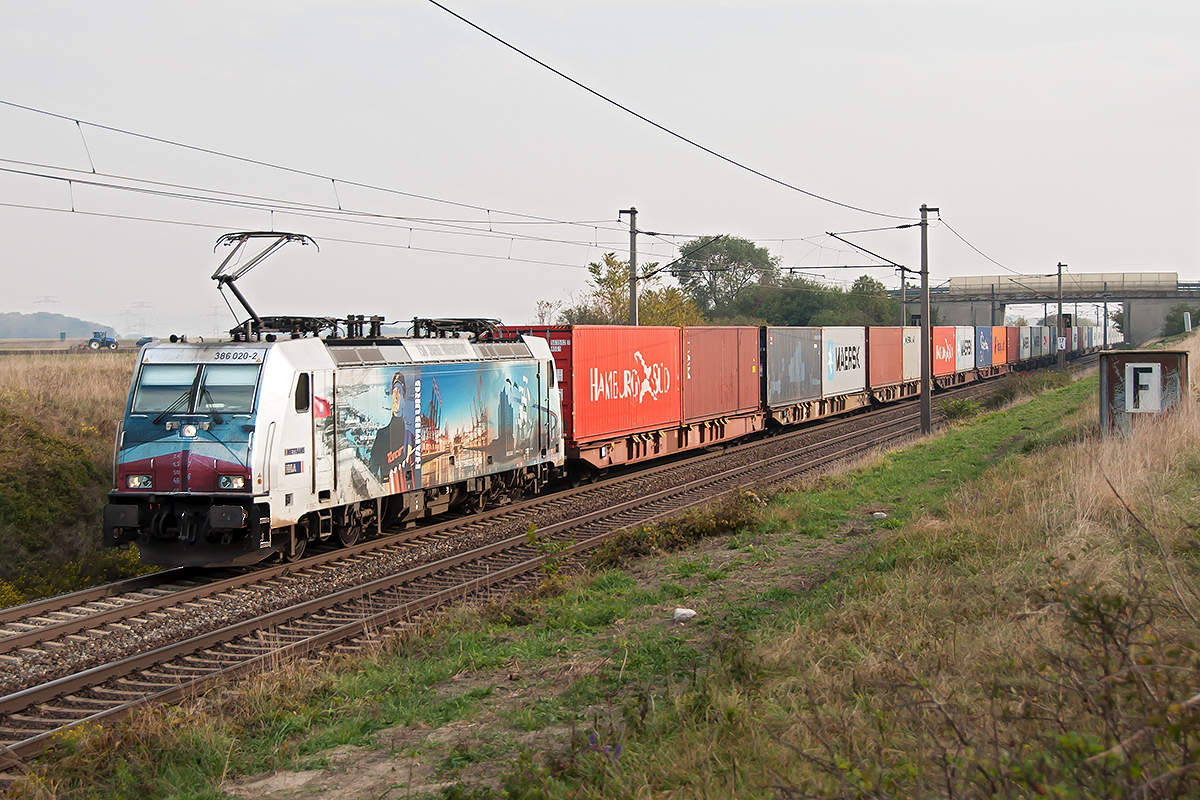386 020-2 der Metrans war am 18.10.2018 mit einem Containerzug zwischen Gramatneusiedl und Himberg unterwegs. 
