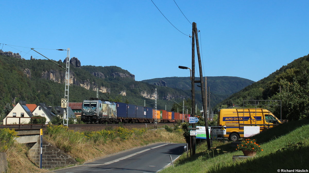 386 020-2 der Metrans zieht einen Containerzug durch Krippen um ihn nach Norddeutschland zu bringen.