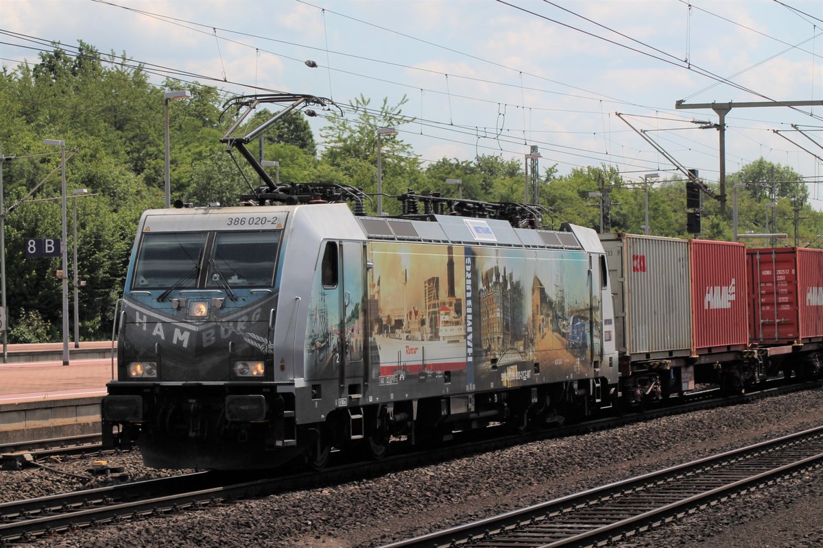 386 020  Hamburg  am 18.06.2019 mit Containern in Kassel-Wilhelmshöhe.