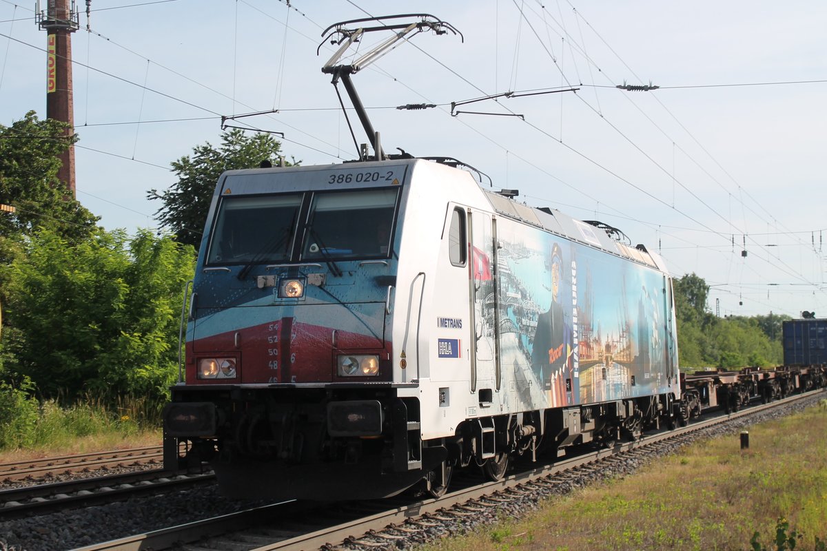 386 020  Hamburg  am frühen Morgen des 25.06.2019 mit Containern in Eichenberg.